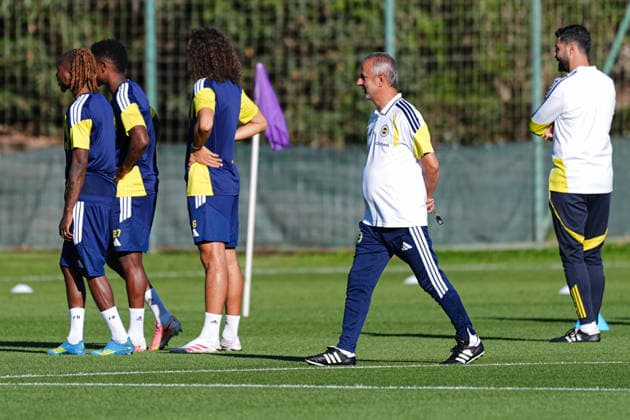 Ahead of the Fenerbahce v AS Roma ISTANBUL, TURKIYE - SEPTEMBER 09: Fenerbahce head coach Ismail Kartal (2nd R) leads training session at Can Bartu Training Facilities ahead of their UEFA Champions League match against Italy s AS Roma in Istanbul, Turkiye, on September 09, 2026. The Istanbul side conducted their final tactical drills at the complex before hosting the Italian club in their group stage opener. Cemal Yurttas Anadolu Istanbul Turkey. Editorial use only. Please get in touch for any other usage.  Copyright: x2026xAnadoluxCemalxYurttasx