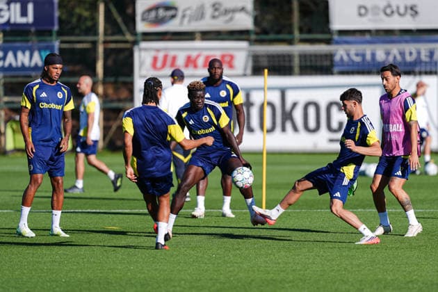 Ahead of the Fenerbahce v AS Roma ISTANBUL, TURKIYE - SEPTEMBER 09: Fenerbahce players Archie Brown (L), Nathan Ake (2nd L), Kojo Peprah Oppong (C) and Irfan Can Kahveci (R) attend a training session under the guidance of head coach Ismail Kartal at Can Bartu Training Facilities ahead of their UEFA Champions League match against Italy s AS Roma in Istanbul, Turkiye, on September 09, 2026. The Istanbul side conducted their final tactical drills at the complex before hosting the Italian club in their group stage opener. Cemal Yurttas Anadolu Istanbul Turkey. Editorial use only. Please get in touch for any other usage.  Copyright: x2026xAnadoluxCemalxYurttasx