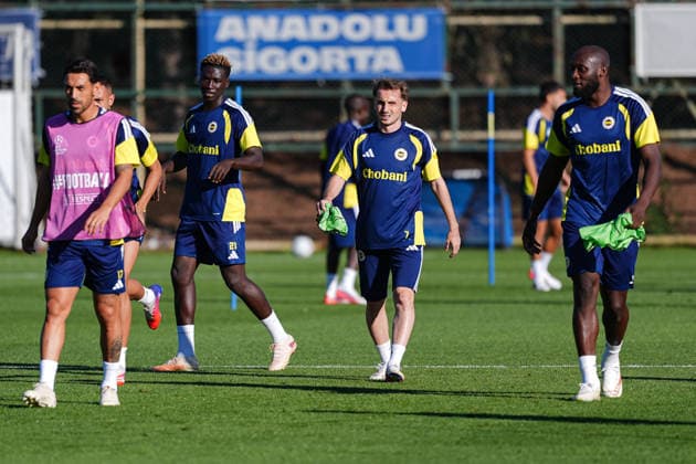 Ahead of the Fenerbahce v AS Roma ISTANBUL, TURKIYE - SEPTEMBER 09: Fenerbahce players Irfan Can Kahveci (L), Kojo Peprah Oppong (2nd L), Kerem Akturkoglu (2nd R) and Romelu Lukaku (R) attend a training session under the guidance of head coach Ismail Kartal at Can Bartu Training Facilities ahead of their UEFA Champions League match against Italy s AS Roma in Istanbul, Turkiye, on September 09, 2026. The Istanbul side conducted their final tactical drills at the complex before hosting the Italian club in their group stage opener. Cemal Yurttas Anadolu Istanbul Turkey. Editorial use only. Please get in touch for any other usage.  Copyright: x2026xAnadoluxCemalxYurttasx