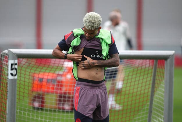 Soccer, Men s, Champions League, 2026–2027 Season, FC Bayern Munich, Final Training Session: Luis Diaz of FC Bayern Munich checks his chest strap, stomach, bare stomach