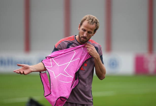 Soccer, Men s, Champions League, 2026–2027 Season, FC Bayern Munich, Final Training Session: Harry Kane Puts on an FC Bayern Munich Jersey, Puts It On, Slips It On