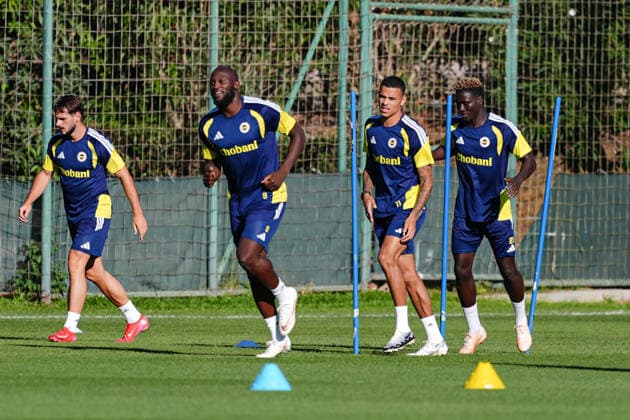 Ahead of the Fenerbahce v AS Roma ISTANBUL, TURKIYE - SEPTEMBER 09: Fenerbahce players Romelu Lukaku (2nd L), Mason Greenwood (2nd R) and Kojo Peprah Oppong (R) attend a training session under the guidance of head coach Ismail Kartal at Can Bartu Training Facilities ahead of their UEFA Champions League match against Italy s AS Roma in Istanbul, Turkiye, on September 09, 2026. The Istanbul side conducted their final tactical drills at the complex before hosting the Italian club in their group stage opener. Cemal Yurttas Anadolu Istanbul Turkey. Editorial use only. Please get in touch for any other usage.  Copyright: x2026xAnadoluxCemalxYurttasx