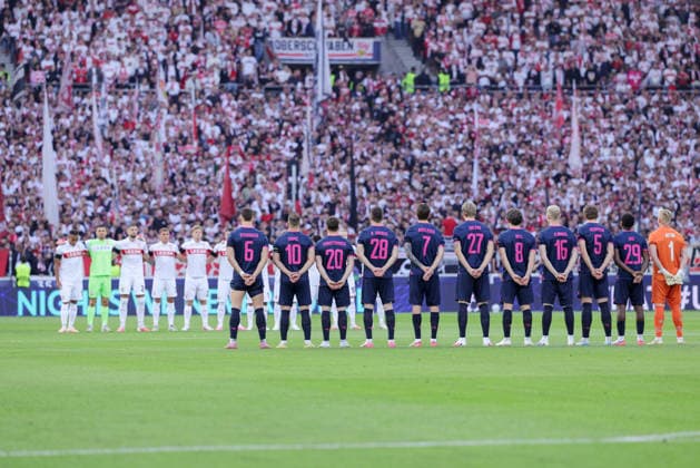 Stuttgart, Soccer, UEFA Champions League, VfB Stuttgart vs. Viking Stavanger, moment of silence before the game