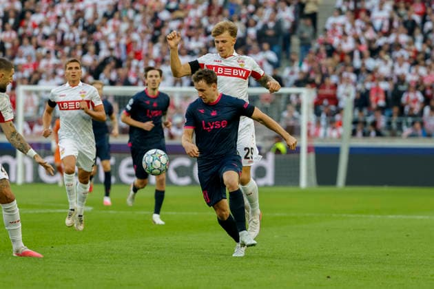 Peter Christiansen of Viking Stavanger, 20, and Finn Jeltsch of VfB Stuttgart, 29, in a footrace, Germany, soccer, UEFA Champions League, Matchday 1, 2026–2027, VfB Stuttgart vs. Viking Stavanger, September 9, 2026, Stuttgart Arena, Stuttgart, Germany Copyright: xGrantxHubbsx