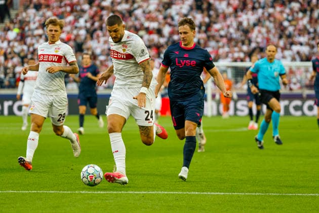 Jeff Chabot (VfB Stuttgart), 24, and Peter Christiansen (Viking Stavanger), 20, in a footrace, Germany, soccer, UEFA Champions League, Matchday 1, 2026–2027, VfB Stuttgart vs. Viking Stavanger, September 9, 2026, Stuttgart Arena, Stuttgart, Germany Copyright: xGrantxHubbsx