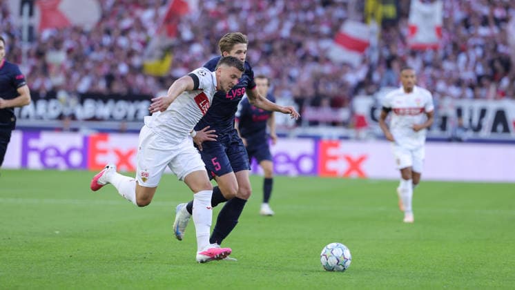 Stuttgart, Soccer, UEFA Champions League, VfB Stuttgart vs. Viking Stavanger, Ermedin Demirovic (VfB), Henrik Heggheim (Stavanger)