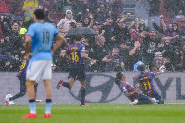 BARCELONA - Raphinha of FC Barcelona, Barca celebrates his team s first goal with his teammates during the UEFA Champions League match between FC Barcelona and Feyenoord at the Spotify Camp Nou on 09 September 2026 in Barcelona, Spain. GEERT VAN ERVEN ANP UEFA Champions League 2026 27 xVIxANPxSportx xMarcelxterxBalsxIVx 567768761 originalFilename: 567768761.jpg