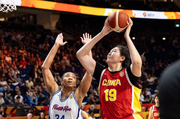 Ziyu Zhang of China, 19, on a layup; Imani McGee Stafford of Puerto Rico, 34; GER, Puerto Rico vs. China, basketball, 2026 FIBA Women s World Cup, quarterfinal qualifier, September 9, 2026, GER, Puerto Rico vs. China, Basketball, 2026 FIBA Women’s World Cup, Quarterfinal Qualifier, September 9, 2026, Berlin Copyright: xEibner-Pressefoto MaxxVincenx EP_MVN