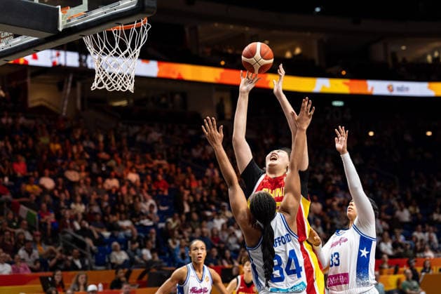 Ziyu Zhang of China, 19, on a layup; Imani McGee Stafford of Puerto Rico, 34; GER, Puerto Rico vs. China, basketball, 2026 FIBA Women s World Cup, quarterfinal qualifier, September 9, 2026, GER, Puerto Rico vs. China, Basketball, 2026 FIBA Women’s World Cup, Quarterfinal Qualifier, September 9, 2026, Berlin Copyright: xEibner-Pressefoto MaxxVincenx EP_MVN