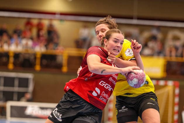 GER, Bensheim, HSG Bensheim Auerbach Flames vs. Borussia Dortmund, Alsco Women s Handball Bundesliga, Handball, DHB, 2026–2027 season, Weststadthalle Bensheim, Matchday 3 in pictures: from left, Ida Hoberg Rasmussen, Bensheim Flames Women’s Team 10, Alina Grijseels, BVB Borussia Dortmund Women’s Team 4; fierce battle, pulling, holding; DFB and DFL regulations prohibit any use of photographs as image sequences and or quasi-video; September 9, 2026 Copyright: HMBxMedia HendrikxHamelau