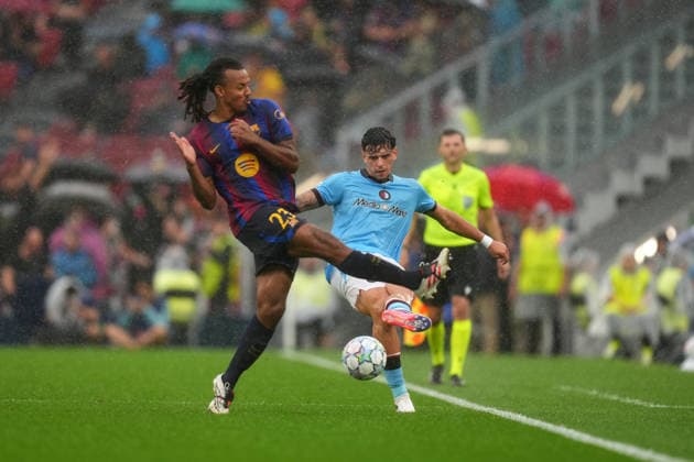 UEFA Champions League: FC Barcelona, Barca v Feyenoord Rotterdam Barcelona - Jules Kounde of FC Barcelona battles for possession with Javier Lopez of Feyenoord Rotterdam during the first competition round of the 2026 2027 UEFA Champions League season. The match is set between FC Barcelona and Feyenoord Rotterdam at Camp Nou on 9 September 2026 in Barcelona, Spain. (Hero Images Yannick Verhoeven) Copyright: xYannickxVerhoevenx