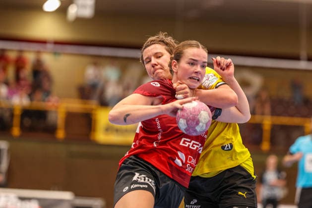 GER, Bensheim, HSG Bensheim Auerbach Flames vs. Borussia Dortmund, Alsco Women s Handball Bundesliga, Handball, DHB, 2026–2027 Season, Weststadthalle Bensheim, Matchday 3 in pictures: from left, Ida Hoberg Rasmussen, Bensheim Flames Women’s Team 10, Alina Grijseels, BVB Borussia Dortmund Women’s Team 4, fierce battle, pulling, holding; DFB and DFL regulations prohibit any use of photographs as image sequences and or quasi-video, September 9, 2026 Copyright: HMBxMedia HendrikxHamelau