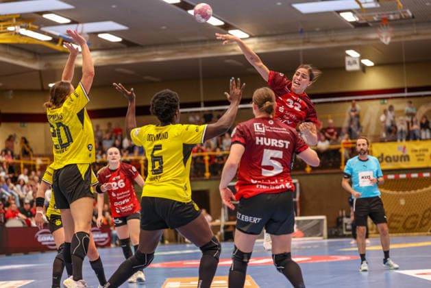 GER, Bensheim, HSG Bensheim Auerbach Flames vs. Borussia Dortmund, Alsco Women’s Handball Bundesliga, Handball, DHB, 2026–2027 Season, Weststadthalle Bensheim, Matchday 3 in pictures (from left): Laetitia Quist, BVB Borussia Dortmund Women’s Team 6, Lucie Marie Kretzschmar, Bensheim Flames Women 33. DFB and DFL regulations prohibit any use of photographs as image sequences and or quasi-video. September 9, 2026 Copyright: HMBxMedia HendrikxHamelau