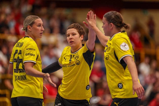 GER, Bensheim, HSG Bensheim Auerbach Flames vs. Borussia Dortmund, Alsco Women s Handball Bundesliga, Handball, DHB, 2026–2027 Season, Weststadthalle Bensheim, Matchday 3 in pictures (from left): Dana Bleckmann, BVB Borussia Dortmund Women s Team 66, Alina Grijseels, BVB Borussia Dortmund Women 4, Emotions. DFB and DFL regulations prohibit any use of photographs as image sequences and or quasi-video. September 9, 2026 Copyright: HMBxMedia HendrikxHamelau