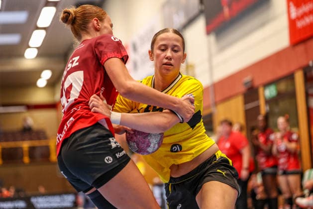 GER, Bensheim, HSG Bensheim Auerbach Flames vs. Borussia Dortmund, Alsco Women’s Handball Bundesliga, Handball, DHB, 2026–2027 Season, Weststadthalle Bensheim, Matchday 3 in pictures (from left): Jule Polsz, Bensheim Flames Women’s 17, Lara Egeling, BVB Borussia Dortmund Women’s Team 44. DFB and DFL regulations prohibit any use of photographs as image sequences and or quasi-video. September 9, 2026 Copyright: HMBxMedia HendrikxHamelau