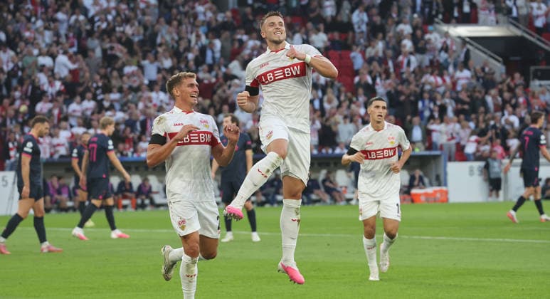 Stuttgart, Soccer, UEFA Champions League, VfB Stuttgart vs. Viking Stavanger; Ermedin Demirovic celebrates after scoring his third goal for VfB; from left: Grischa Prömel, Ermedin Demirovic, Bilal El Khannouss, VfB