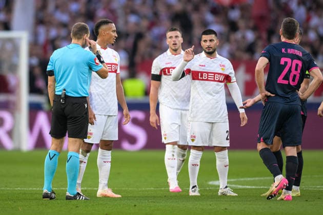 Soccer, UEFA Champions League, 20260909, VfB Stuttgart vs. Viking FK Stavanger. Pictured: Referee Nenad MINAKOVIC of Serbia awaiting a VAR decision. Stuttgart, MHP Arena, Baden-Württemberg, Germany Copyright: Passion2Press MarkusxFischerx