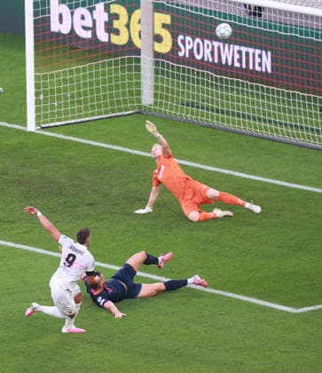 09 09 26 VfB Stuttgart vs. Viking Stavanger Germany, Stuttgart, 09 09 2026, Soccer, UEFA Champions League, 2026–2027 season, VfB Stuttgart vs. Viking Stavanger: Ermedin Demirovic scores 2-1; VFB goalkeeper Arlid Ostbo, Stavanger