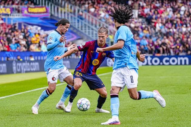 BARCELONA - Dani Olmo of FC Barcelona, Barca battles for possession with Anis Hadj Moussa of Feyenoord during the UEFA Champions League match between FC Barcelona and Feyenoord at the Spotify Camp Nou on 09 September 2026 in Barcelona, Spain. GEERT VAN ERVEN ANP UEFA Champions League 2026 27 xVIxANPxSportx xMarcelxterxBalsxIVx 567772046 originalFilename: 567772046.jpg