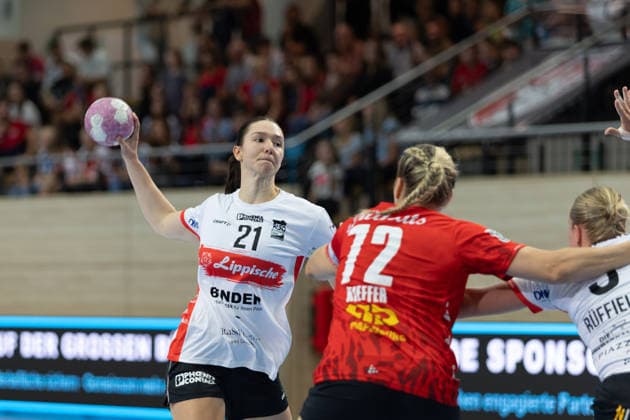 Nuria Bucher Blomberg, 21, Ilona Kieffer Halle, 72, SV Union Halle Neustadt vs. HSG Blomberg Lippe, Women s Handball Bundesliga 1, Matchday 3 of the 2026–27 season, September 9, 2026, Halle SWH Arena, Saxony-Anhalt, Germany