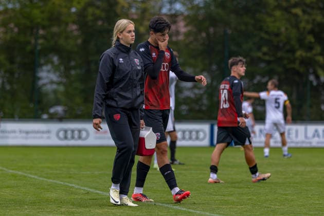 Ingolstadt Gerolfing, Germany, September 9, 2026, Friendly Match 2026–2027: FC Ingolstadt 04 II vs. German National Police Team. Pictured, second from left: Joannis Petkos of FCI is escorted off the field after sustaining an injury. Hearing aids, Langer Stadium, Bavaria Copyright: xFotostandx xSchäferx