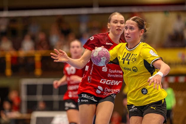 GER, Bensheim, HSG Bensheim Auerbach Flames vs. Borussia Dortmund, Alsco Women’s Handball Bundesliga, Handball, DHB, 2026–2027 Season, Weststadthalle Bensheim, Matchday 3: Photo (from left): Neele Mara Orth, Bensheim Flames Women’s Team 32, Lara Egeling, BVB Borussia Dortmund Women 44. DFB and DFL regulations prohibit any use of photographs as image sequences and or quasi-video. September 9, 2026 Copyright: HMBxMedia HendrikxHamelau