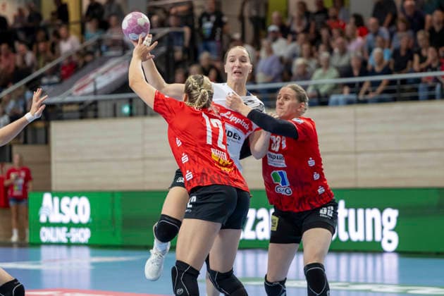 Alsco Women s Handball Bundesliga, 2026–2027 Season: SV Union Halle Neustadt vs. HSG Blomberg Lippe, Halle, Germany, September 9, 2026. Pictured, from left, in a one-on-one battle: Ilona Kieffer (Halle), Nieke Kühne (Blomberg) and Nele Wenzel (Halle), Halle (Saale), SWH Arena, Saxony-Anhalt, Germany