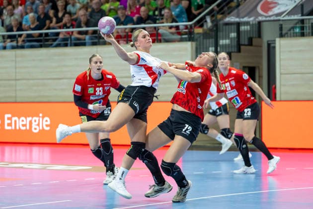 Alsco Women s Handball Bundesliga, 2026–2027 Season: SV Union Halle Neustadt vs. HSG Blomberg Lippe, Halle, Germany, September 9, 2026. Pictured from left: Laura Rüffieux (Blomberg) and Ilona Kieffer (Halle), Halle (Saale), SWH Arena, Saxony-Anhalt, Germany
