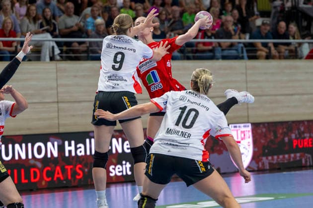 Alsco Women s Handball Bundesliga, 2026–2027 Season: SV Union Halle Neustadt vs. HSG Blomberg Lippe Halle, Germany, September 9, 2026. Pictured, from left, in a one-on-one battle: Nieke Kühne Kuehne (Blomberg), Marie Polakova (Halle) and Maxi Mühlner (Blomberg) in Halle-Saale, SWH Arena, Saxony-Anhalt, Germany