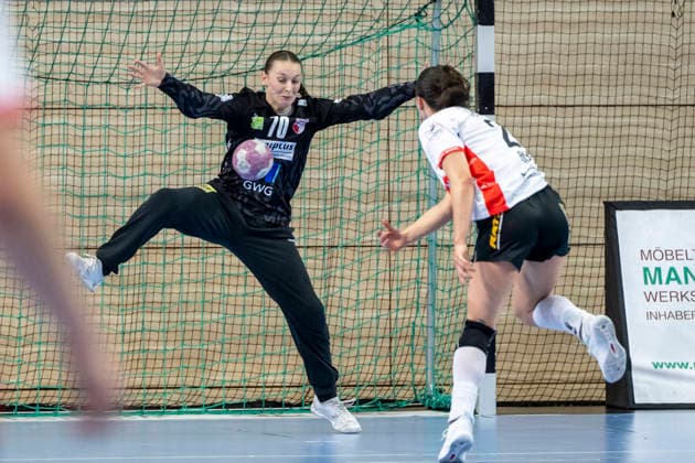 Alsco Women s Handball Bundesliga, 2026–2027 Season: SV Union Halle Neustadt vs. HSG Blomberg Lippe, Halle, Germany, September 9, 2026. Pictured, from left: Goalkeeper Nicola Czaja (Halle) and Nuria Bucher (Blomberg), Halle Saale, SWH Arena, Saxony-Anhalt, Germany