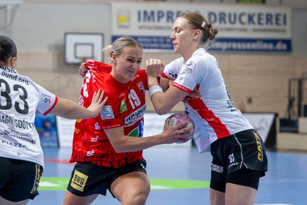 Alsco Women s Handball Bundesliga, 2026–2027 Season: SV Union Halle Neustadt vs. HSG Blomberg Lippe Halle, Germany, September 9, 2026. Pictured from left: Lea Gruber (Halle) and Karolina Jurenczyk (Blomberg) in a one-on-one battle. Halle Saale, SWH Arena, Saxony-Anhalt, Germany