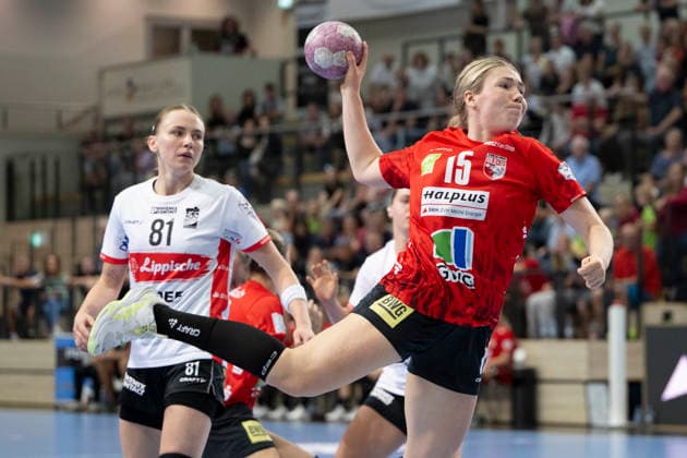 Alsco Women s Handball Bundesliga, 2026–2027 Season: SV Union Halle Neustadt vs. HSG Blomberg Lippe, Halle, Germany, September 9, 2026. Pictured, from left: Karolina Jurenczyk (Blomberg) and Fabienne Büch (Halle), Halle an der Saale, SWH Arena, Saxony-Anhalt, Germany
