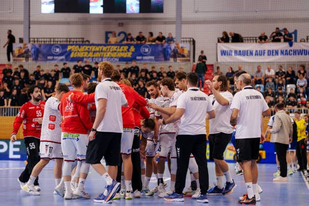 2 Handball Bundesliga 2, Matchday 1: VfL Potsdam vs. TV 05 07 Hüttenberg. The TV 05 07 Hüttenberg team huddle before kickoff on September 9, 2026, at the MBS Arena, Potsdam, Brandenburg, Germany.