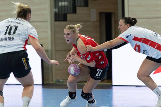 Maxi Mühlner Blomberg, 10, Lynn Holtmann Halle, 27, Diana Magnusdottir Blomberg, 7, SV Union Halle Neustadt vs. HSG Blomberg Lippe, Women s Handball Bundesliga 1, Matchday 3 of the 2026–27 season, September 9, 2026, Halle, SWH Arena, Saxony-Anhalt, Germany