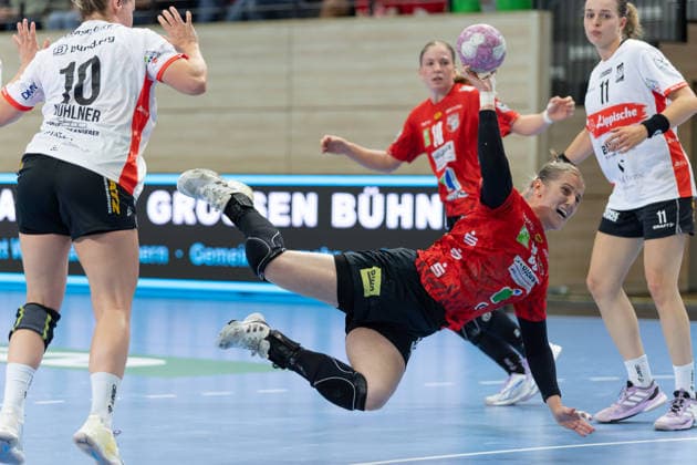 Maxi Mühlner Blomberg, 10, Nele Wenzel Halle, 33, Isabelle Axmann Blomberg, 11, SV Union Halle Neustadt vs. HSG Blomberg Lippe, Women s Handball Bundesliga 1, Matchday 3 of the 2026–27 season, September 9, 2026, Halle SWH Arena, Saxony-Anhalt, Germany