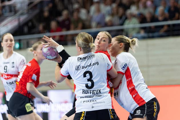 Laura Rüffieux Blomberg, 3, Tina Wagenlader Halle, 14, Maxi Mühlner Blomberg, 10, SV Union Halle Neustadt vs. HSG Blomberg Lippe, Women s Handball Bundesliga 1, Matchday 3 of the 2026–27 season, September 9, 2026, Halle, SWH Arena, Saxony-Anhalt, Germany