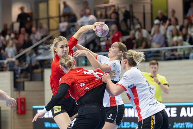 uni79, Tina Wagenlader Halle, 14, Nieke Kühne Blomberg, 9, Maxi Mühlner Blomberg, 10, SV Union Halle Neustadt vs. HSG Blomberg Lippe, Women s Handball Bundesliga 1, Matchday 3 of the 2026–27 season, September 9, 2026, Halle, SWH Arena, Saxony-Anhalt, Germany