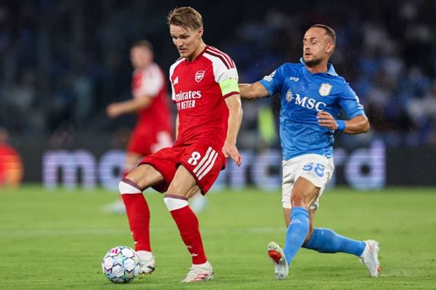 Martin odegaard of Arsenal passes the ball with pressure from Stanislav Lobotka of Napoli Napoli v Arsenal, UEFA Champions League, League Stage, Football, Stadio Diego Armando Maradona, Naples, Italy - 09 Sep 2026Naples Stadio Diego Armando Maradona Italy  Copyright: xMarcoxIacobucci Shutterstockx 17140214cm
