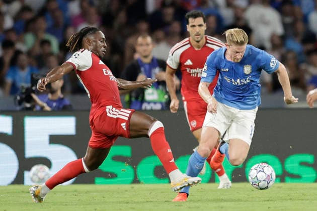 CL SSC Napoli cl SSC Napoli vs Arsenal Arsenal s English midfielder Eberechi Eze challenges for the ball with Napoli s Belgian midfielder Kevin De Bruyne during Champions League football match SSC Napoli vs Arsenal at the Diego Armando Maradona stadium in Napoli September 09, 2026. _BPH8953 Copyright: xAntonioxBalascox