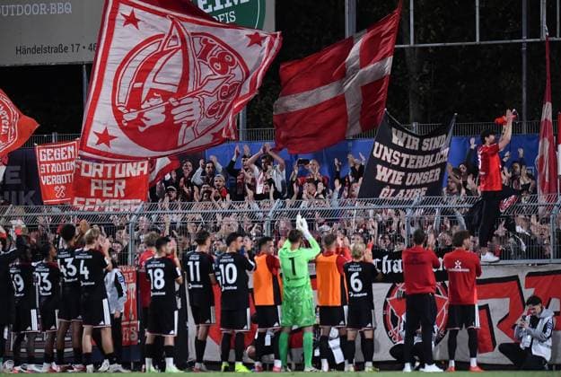 SV Biemenhorst vs. Fortuna Düsseldorf ** FOR EDITORIAL USE ONLY ** EDITORIAL USE ONLY ** p Lower Rhine Soccer Cup, 1st Round: SV Biemenhorst vs. Fortuna Düsseldorf on September 9, 2026, at Praemiun Park am Hünting in Bocholt. The Düsseldorf players celebrate with their fans. Germany, North Rhine-Westphalia, Bocholt. Copyright ThorstenxTillmann Copyright: ThorstenxTillmann doc87j4ijsz0razdcukgiw ,EDITORIAL USE ONLY Copyright: ThorstenxTillmann
