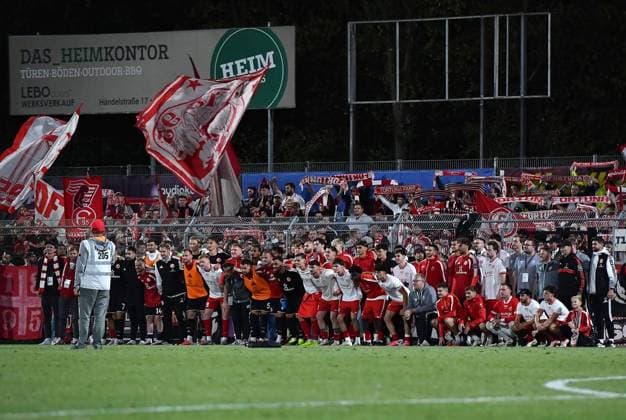 SV Biemenhorst vs. Fortuna Düsseldorf ** FOR EDITORIAL USE ONLY ** EDITORIAL USE ONLY ** p Lower Rhine Soccer Cup, 1st Round: SV Biemenhorst vs. Fortuna Düsseldorf on September 9, 2026, at Praemiun Park am Hünting in Bocholt. Group photo of both teams. Germany, North Rhine-Westphalia, Bocholt. Copyright ThorstenxTillmann Copyright: ThorstenxTillmann doc87j4jh9306d18m6afqqo ,EDITORIAL USE ONLY Copyright: ThorstenxTillmann