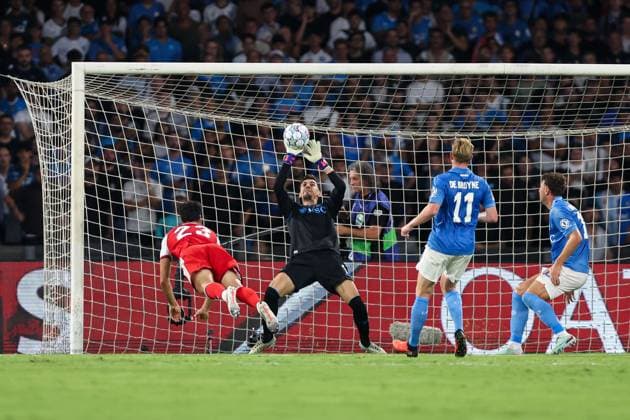 Alex Meret of Napoli makes a save from a Mikel Merino of Arsenal header Napoli v Arsenal, UEFA Champions League, League Stage, Football, Stadio Diego Armando Maradona, Naples, Italy - 09 Sep 2026Naples Stadio Diego Armando Maradona Italy  Copyright: xMarcoxIacobucci Shutterstockx 17140214dk