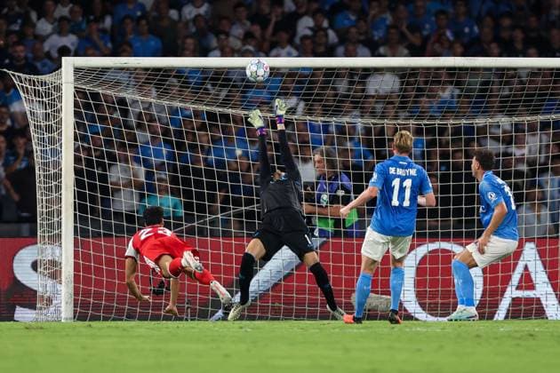 Alex Meret of Napoli makes a save from a Mikel Merino of Arsenal header Napoli v Arsenal, UEFA Champions League, League Stage, Football, Stadio Diego Armando Maradona, Naples, Italy - 09 Sep 2026Naples Stadio Diego Armando Maradona Italy  Copyright: xMarcoxIacobucci Shutterstockx 17140214dn