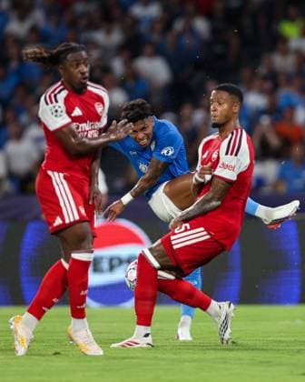 Alisson Santos of Napoli shoots at goal through Eberechi Eze of Arsenal and Ezri Konsa of Arsenal Napoli v Arsenal, UEFA Champions League, League Stage, Football, Stadio Diego Armando Maradona, Naples, Italy - 09 Sep 2026Naples Stadio Diego Armando Maradona Italy  Copyright: xMarcoxIacobucci Shutterstockx 17140214ed