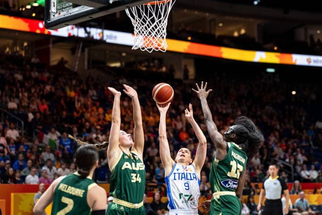 Cecilia Zandalasini (Italy), No. 9, making a layup; Isabelle Bourne (Australia), No. 34; Ezi Magbegor (Australia), No. 13; GER, Italy vs. Australia, basketball, 2026 FIBA Women’s World Cup, quarterfinal qualifier, September 9, 2026, GER, Italy vs. Australia, basketball, 2026 FIBA Women’s World Cup, quarterfinal qualification, September 9, 2026, Berlin Copyright: xEibner-Pressefoto MaxxVincenx EP_MVN