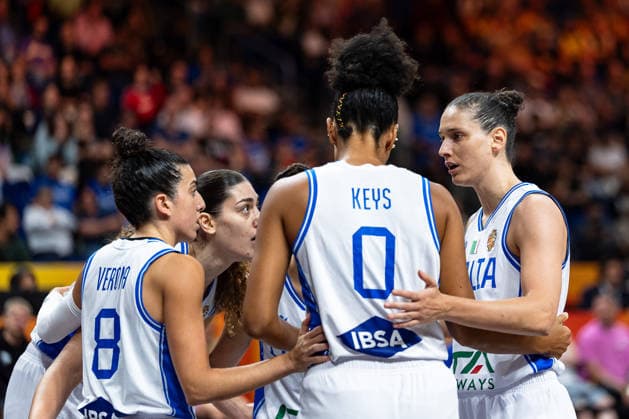 Italian team during a huddle, Costanza Verona, Italy, 08, Matilde Villa, Italy, 05, Jasmine Keys, Italy, 00, Cecilia Zandalasini, Italy, 09, GER, Italy vs. Australia, basketball, 2026 FIBA Women’s World Cup, quarterfinal qualification, September 9, 2026, GER, Italy vs. Australia, basketball, 2026 FIBA Women’s World Cup, quarterfinal qualification, September 9, 2026, Berlin Copyright: xEibner-Pressefoto MaxxVincenx EP_MVN
