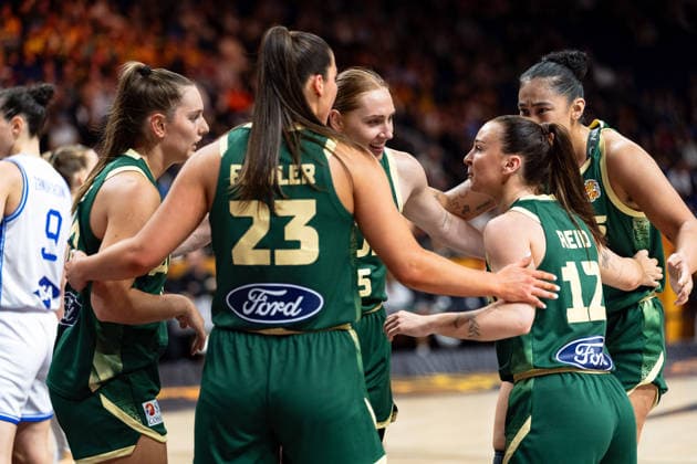 Australian team during a huddle, Alex Fowler (Australia), 23, Chloe Bibby (Australia), 55, Stephanie Reid (Australia), 12, GER, Italy vs. Australia, Basketball, 2026 FIBA Women’s World Cup, Quarterfinal Qualifier, September 9, 2026, GER, Italy vs. Australia, basketball, 2026 FIBA Women’s World Cup, quarterfinal qualification, September 9, 2026, Berlin Copyright: xEibner-Pressefoto MaxxVincenx EP_MVN