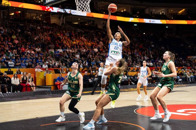 Olbis Andre (Italy), 22, making a layup; Stephanie Reid (Australia), 12; Isobel Borlase (Australia), 20; GER, Italy vs. Australia, basketball, 2026 FIBA Women s World Cup, quarterfinal qualifier, September 9, 2026 GER, Italy vs. Australia, Basketball, 2026 FIBA Women s World Cup, Qualification for the quarterfinals, September 9, 2026 Berlin Copyright: xEibner-Pressefoto MaxxVincenx EP_MVN
