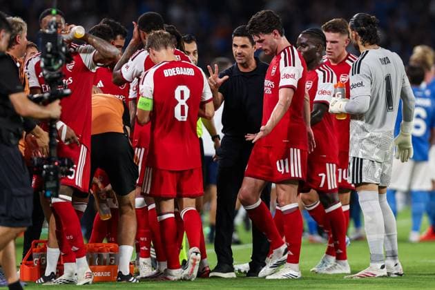 Mikel Arteta of Arsenal talks to his players during a break Napoli v Arsenal, UEFA Champions League, League Stage, Football, Stadio Diego Armando Maradona, Naples, Italy - 09 Sep 2026Naples Stadio Diego Armando Maradona Italy  Copyright: xMarcoxIacobucci Shutterstockx 17140214eg