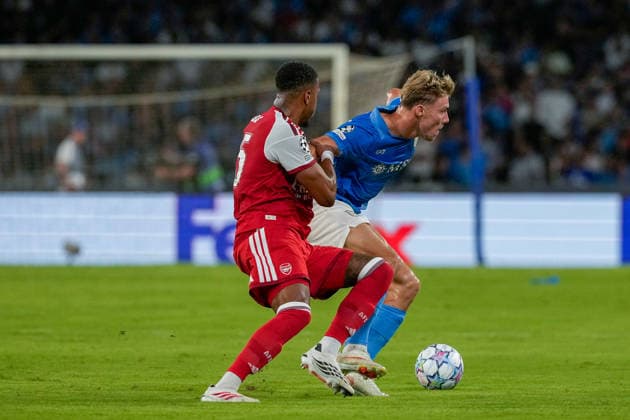 SSC Napoli v Arsenal FC - UEFA Champions League 2026 27 League Phase MD1 Ezri Konsa of Arsenal FC competes for the ball with Rasmus Hojlund of SSC Napoli during the UEFA Champions League match between SSC Napoli and Arsenal FC at Diego Armando Maradona Stadium Naples Italy on 9 September 2026. Naples Campania Italy  Copyright: xFrancoxRomanox originalFilename:romano-sscnapol260909_npcln.jpg
